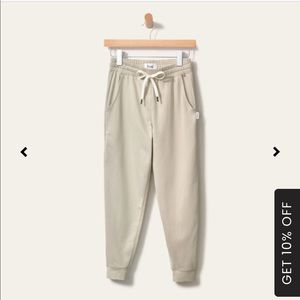 NEW feat The Roam Joggers Size XS Oatmilk